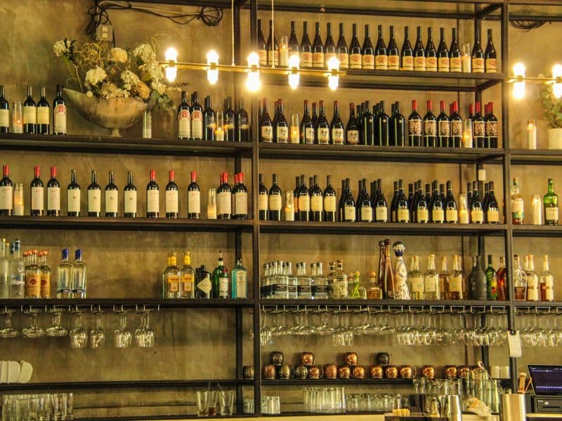Barra de un bar con las botellas iluminadas