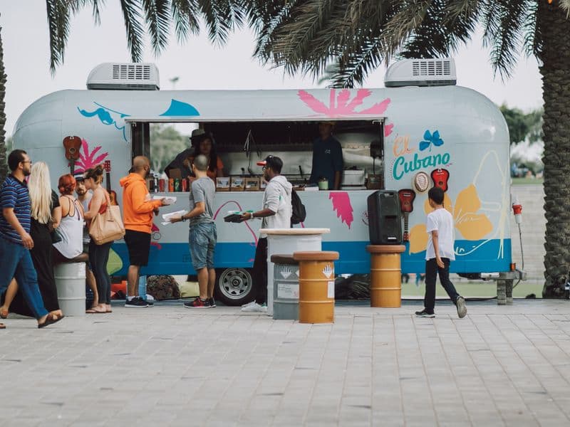 Food truck atendiendo a varias personas