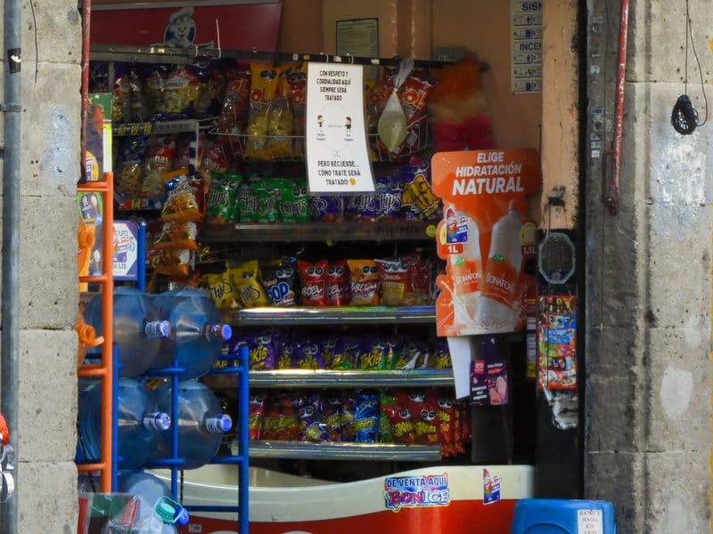 Interior de un kiosco de barrio con las góndolas cargadas
