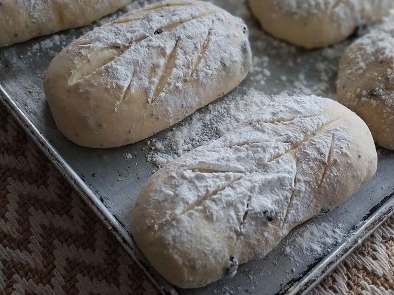 Panes recién horneados en bandeja