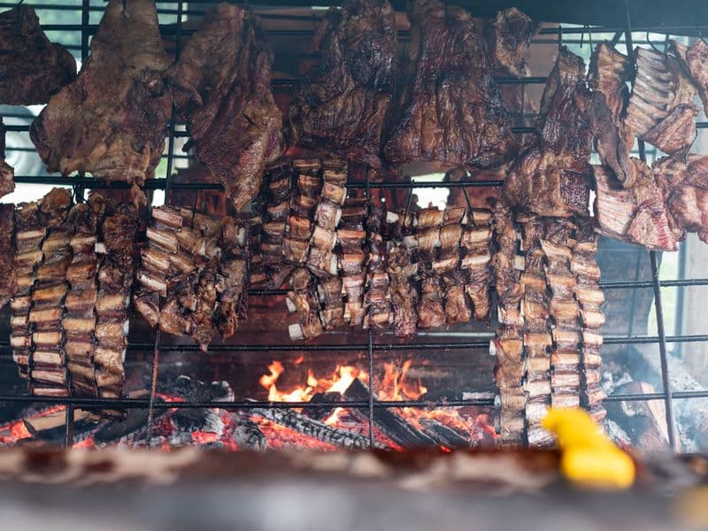 Costillares al asador en una parrilla
